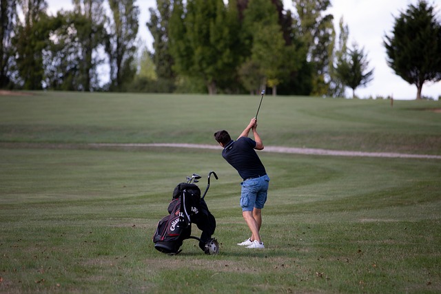 Man playing golf in Leland, NC